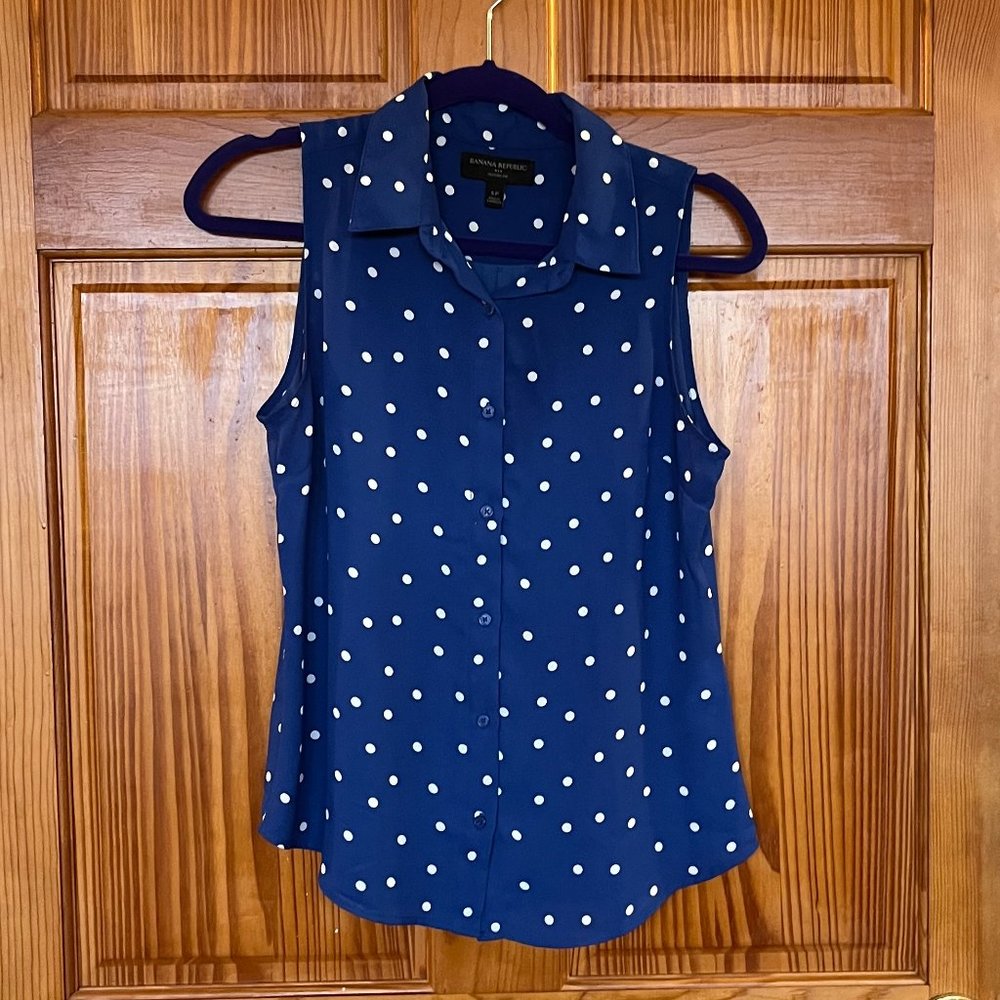 Banana Republic Classic Fit Drapey Blue Polka Dot Button Up Sleeveless Top